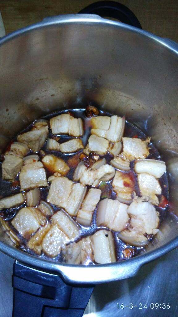 红烧肉~高压锅做法,煮好的肉用汤勺盛入高压锅,带点煮肉水,别太多,如图