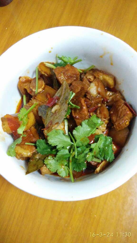 红烧肉~高压锅做法,大火开锅上气盖阀,转中火12分钟即可,肥肉绵软 瘦肉有嚼劲,老人吃多压两分钟