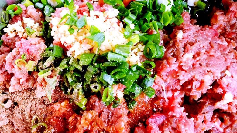 芹菜牛肉饺子,<a style='color:red;display:inline-block;' href='/shicai/ 216'>牛肉</a>和猪肉一起剁碎，放入<a style='color:red;display:inline-block;' href='/shicai/ 2800'>生姜</a>末，<a style='color:red;display:inline-block;' href='/shicai/ 9'>鸡蛋</a>和其他调料，用筷子顺时针方向搅拌上劲。