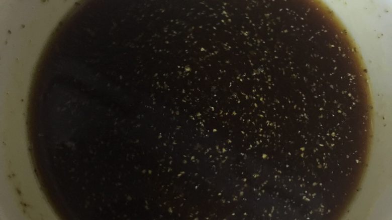 酸辣藕丁,调酸辣汁:蚝油一茶勺,海天酱油一茶勺,白醋半茶勺,苹果醋一茶勺,料酒一茶勺,白胡椒粉1g,糖半茶勺,清水适量