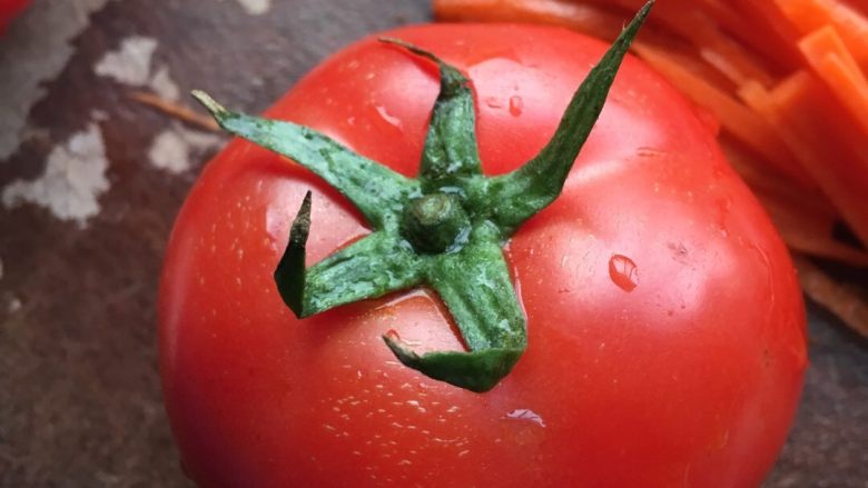 暖阳面（番茄鸡蛋面）,<a style='color:red;display:inline-block;' href='/shicai/ 59'>番茄</a>洗净 