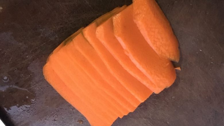 暖阳面（番茄鸡蛋面）,<a style='color:red;display:inline-block;' href='/shicai/ 25'>胡萝卜</a>切片再切丝