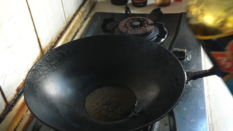 暖阳面（番茄鸡蛋面）,锅烧热下油