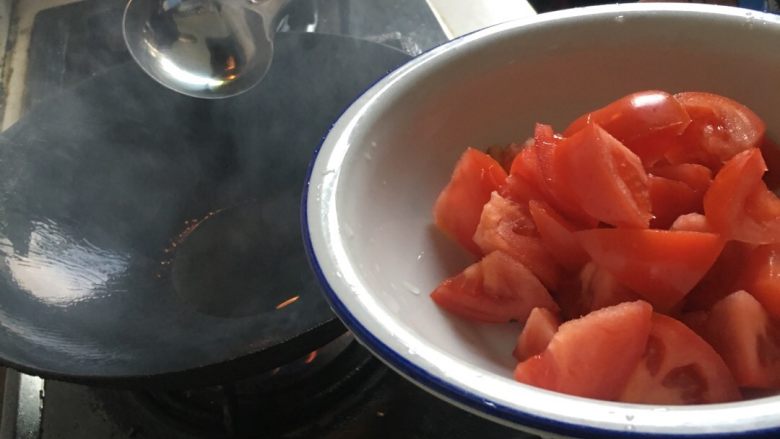 暖阳面（番茄鸡蛋面）,先下番茄