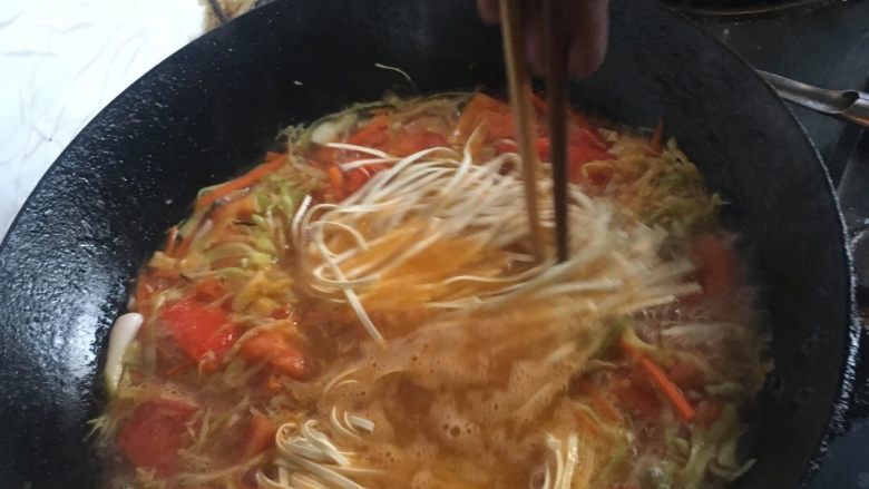 暖阳面（番茄鸡蛋面）,搅匀防止面条粘地