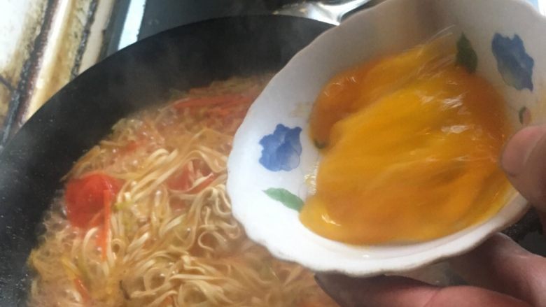 暖阳面（番茄鸡蛋面）,<a style='color:red;display:inline-block;' href='/shicai/ 9'>鸡蛋</a>打散 缓慢倒入锅中（和蛋花汤一样）