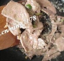 青蒜炒猪肝,炒锅倒油,烧至6成热,下猪肝,用筷子划散,变色后,捞出沥油;