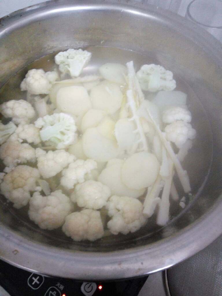 鱼蔬一锅端之麻辣火锅鱼,锅中倒水,烧开后放入盐,然后煮熟<a style='color:red;display:inline-block;' href='/shicai/ 9561'>蔬菜</a>