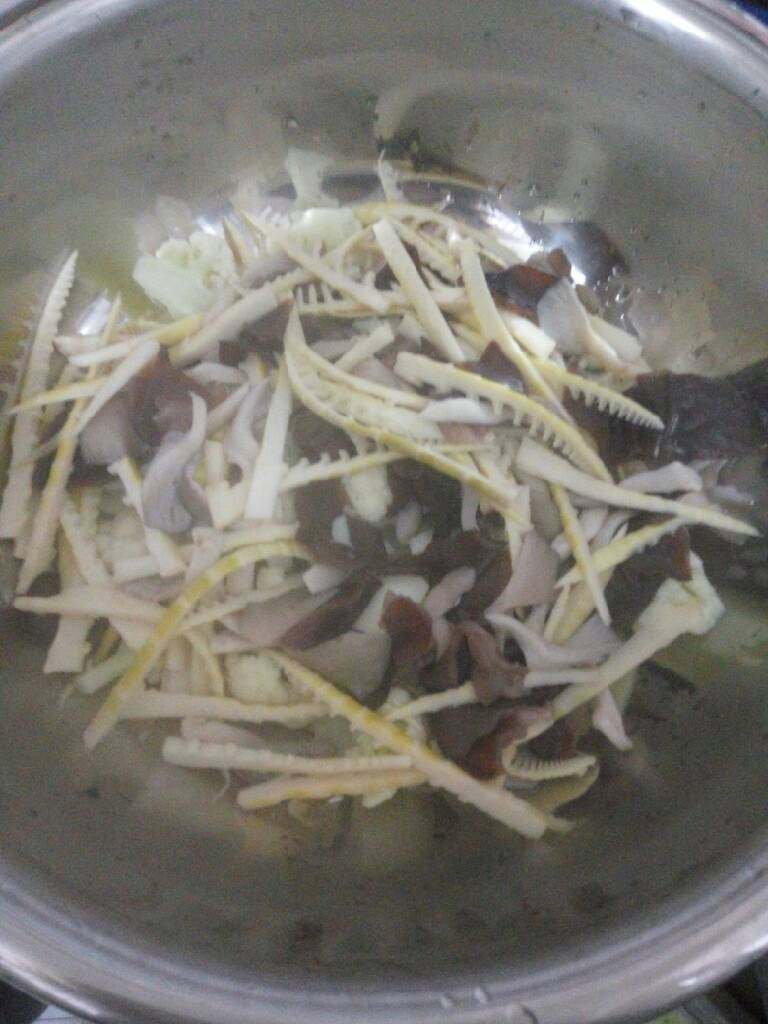 鱼蔬一锅端之麻辣火锅鱼,把煮好的蔬菜铺在火锅盆中,我煮的蔬菜有,新鲜笋,木耳,平菇,花菜,土豆,