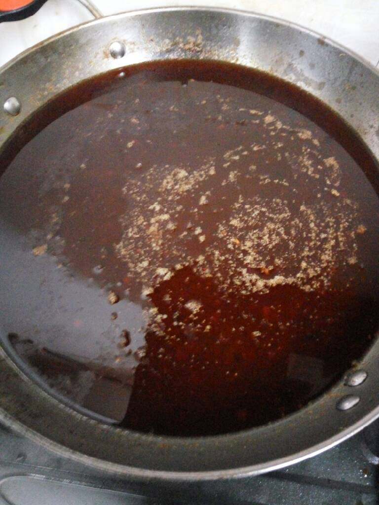 鱼蔬一锅端之麻辣火锅鱼,料炒好后,倒入适量水,烧开后加入盐,鸡精,小火再熬十分钟,