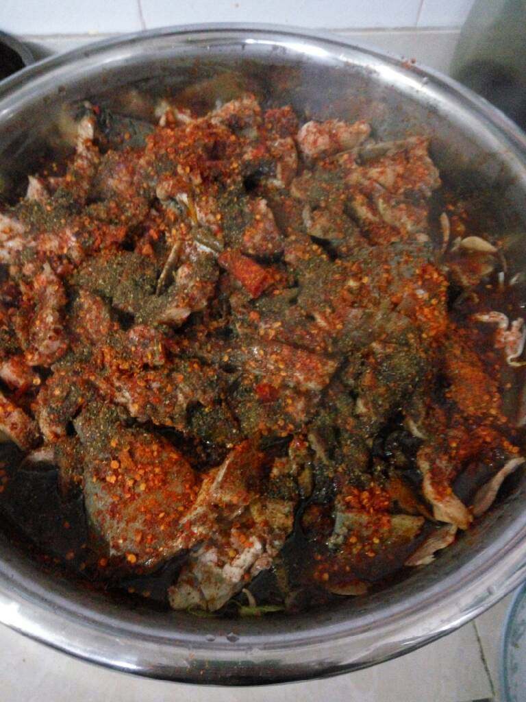 鱼蔬一锅端之麻辣火锅鱼,把煮好的鱼倒入锅中,撒上辣椒粉,花椒粉,淋热油