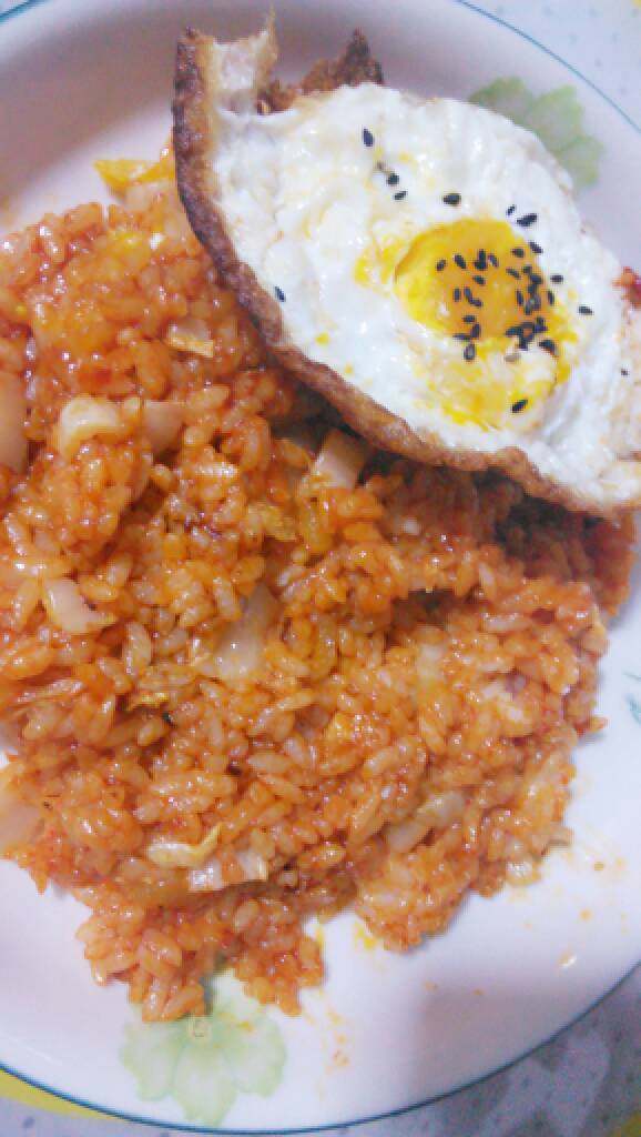 韩式炒饭,快出锅时加入少许<a style='color:red;display:inline-block;' href='/shicai/ 717'>味精</a>或鸡精提味，装盘。