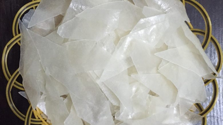 福州小吃锅边糊,将海鲜放锅里烧开 锅边再放进去煮4,5分钟就好了 放点食盐 葱花 醋 超级美味哦