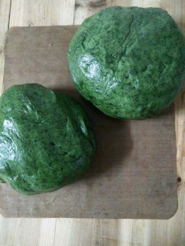 艾米果,手粘油揉面团,充分揉均。