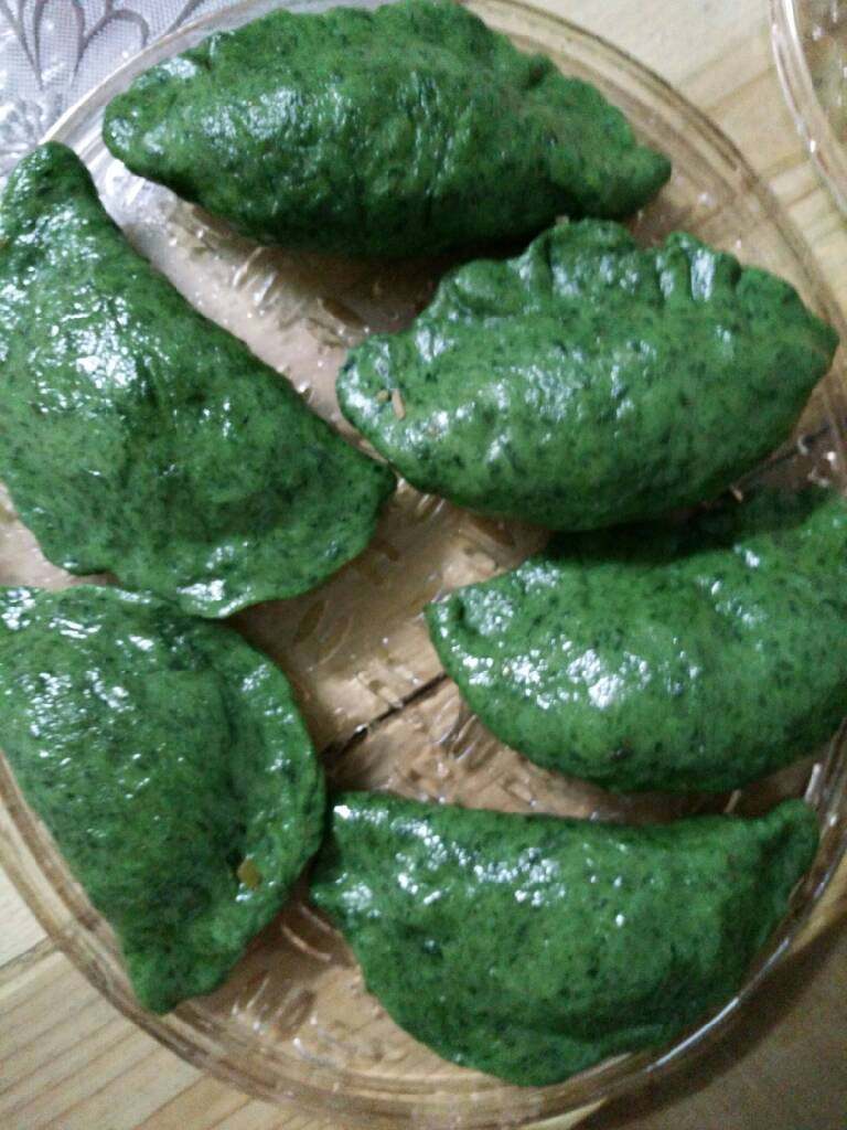 艾米果,可以包各种馅了,不包馅也行,成小长条也可以。锅里再蒸熟,二十分左右,看包的大小。