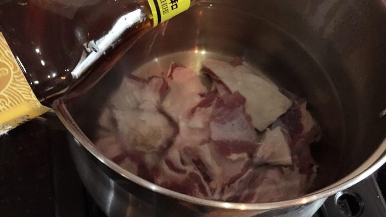 红酒烩牛腩,牛腩放入滚烫水中并加入黄去腥,沥干水份盛出。