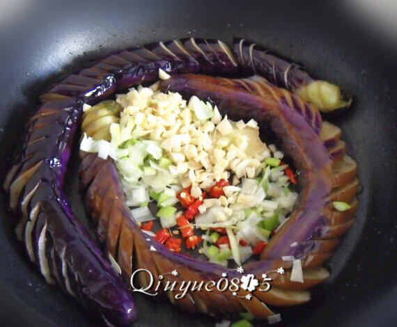 地方菜 客家烧汁茄子,放葱姜蒜辣椒,炒出香味。