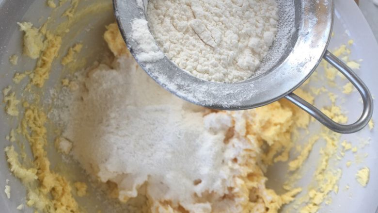 卡通饼干,筛入低粉用手和成光滑的面团