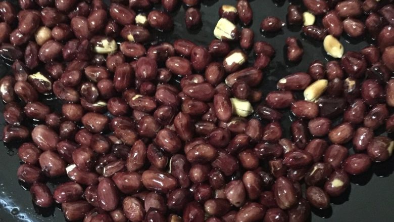 地方菜玉林牛巴拼炸花生冷盘,炒到花生在锅里没有噼里啪啦的声音了,花生表皮颜色变深后,撒入适量盐翻炒,盛入准备好的碟子待其冷却。