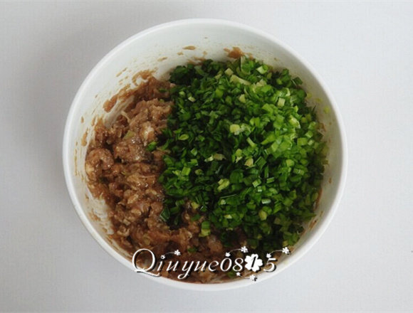 地方菜 河南锅贴,韭菜切碎放入肉馅里
