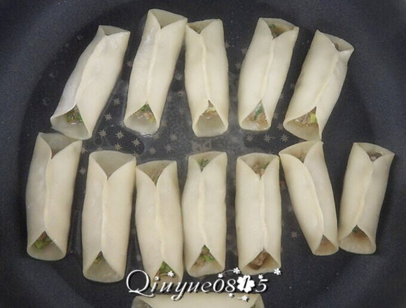 地方菜 河南锅贴,洒一点水,盖上锅盖;等两分钟左右再洒一次水再盖上盖子;然后过一两分钟左右,淋少许油,煎至锅贴底部全部呈金黄色即可。