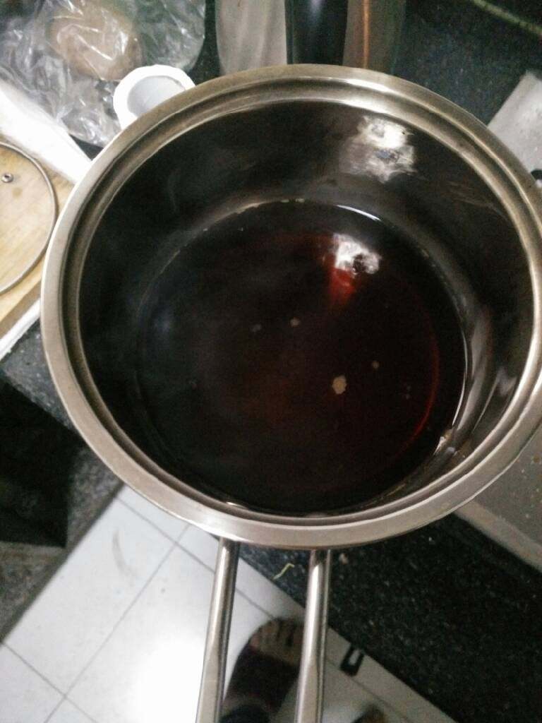 0添加奶茶,水开后,开盖煮5分钟,把茶包取出来,或者过滤出茶汤…如果是茶叶就倒掉,茶包可以取出来放在杯子里继续加热水泡茶喝…然后把茶水煮至剩1/6后进入下一步(补充,使用茶叶的同学一般用手抓一把红茶的量就足够了)