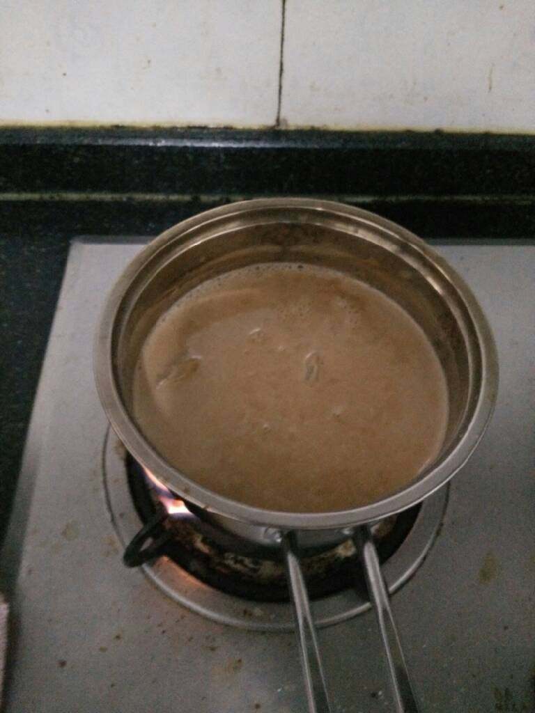 0添加奶茶,煮啊煮啊…因为你加入了茶叶而且世面的牛奶都是兑了水了的,所以要浓缩一下,开盖煮,然后根据个人口味喜好添加<a style='color:red;display:inline-block;' href='/shicai/ 869'>白砂糖</a>(可以尝一下味道,感觉茶味淡的可以在开锅之后再加1-2个茶包,茶叶的话可能只能重新煮茶汤了…)(至于糖,我个人推荐<a style='color:red;display:inline-block;' href='/shicai/ 869'>白砂糖</a>,尤其是做饮料的时候,因为<a style='color:red;display:inline-block;' href='/shicai/ 869'>白砂糖</a>的甜度低而且没有绵白糖的腥味)