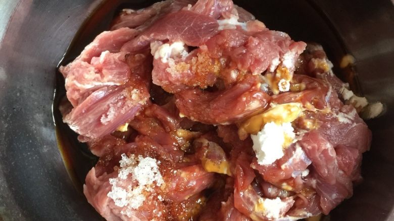 小炒牛肉,牛肉➕盐 <a style='color:red;display:inline-block;' href='/shicai/ 10588'>糖</a> <a style='color:red;display:inline-block;' href='/shicai/ 692'>酱油</a> <a style='color:red;display:inline-block;' href='/shicai/ 756'>鸡精</a> 搅拌