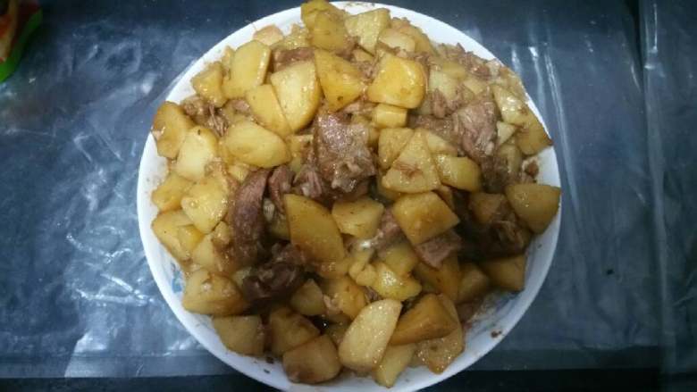 大盘红烧羊肉烩土豆