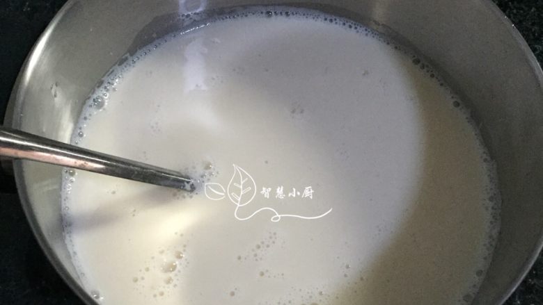 地方菜 成都豆花,把过滤出的豆浆倒入锅里,中火把豆浆煮开