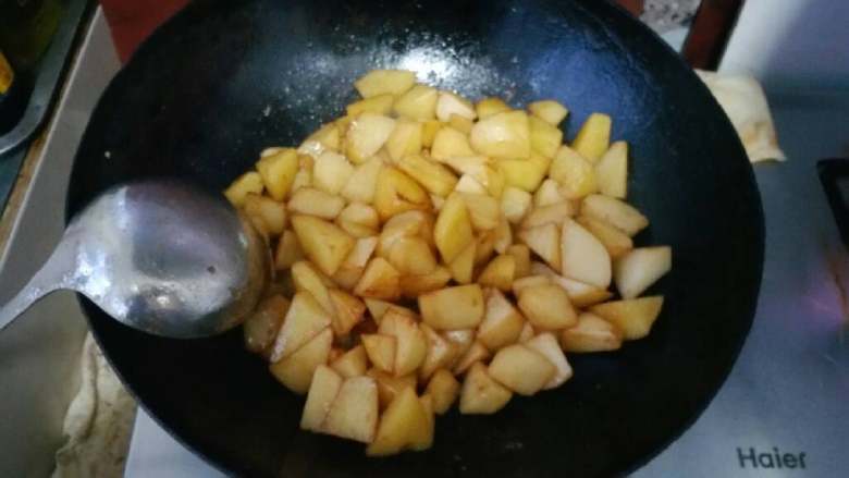 大盘红烧羊肉烩土豆,烹入<a style='color:red;display:inline-block;' href='/shicai/ 692'>酱油</a>翻炒上色。