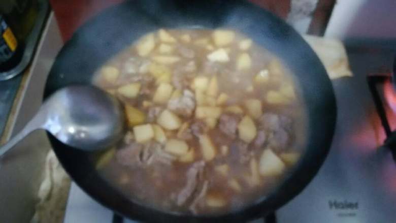 大盘红烧羊肉烩土豆,放入煮好的羊肉和肉汤，开始炖煮。