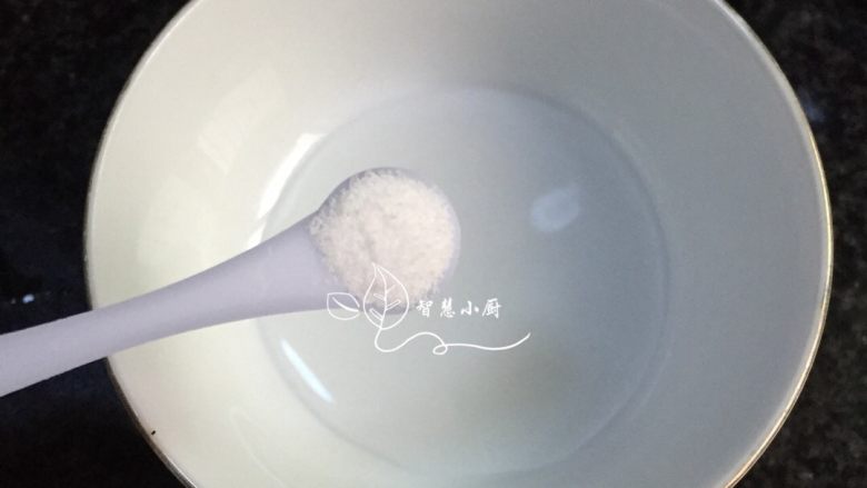 地方菜 成都豆花,2克内脂加少量的温水化开,然后倒入锅中,慢慢地倒,边倒边搅拌均匀