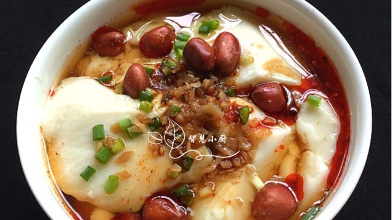 地方菜 成都豆花,用勺子舀到碗里,放入调料即可