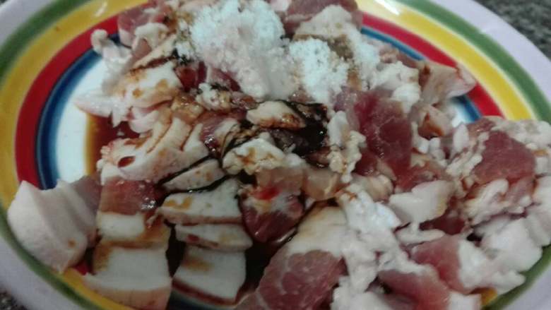 蒜香五花肉,腌制15分钟 这个要咸一点点才可口 不然吃的很肥腻