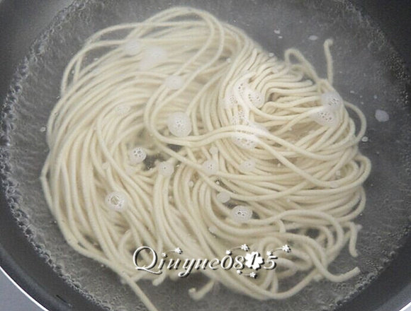 地方菜 武汉热干面,水开把面煮到七八成熟