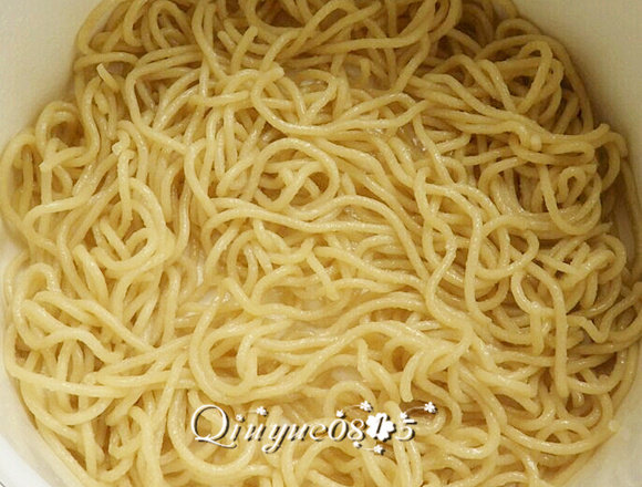 地方菜 武汉热干面,不用过冷水,沥干水分直接捞到宽敞通风的容器(平盘即可),迅速用熟油拌好,以免面条粘一起。
