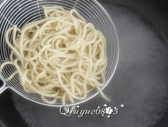 地方菜 武汉热干面,吃的时候,用笊篱取适量面条在开水锅里反复烫几次。