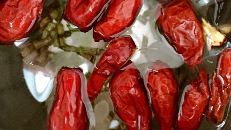 铁皮石斛红枣汁,豆浆机里放1000毫升<a style='color:red;display:inline-block;' href='/shicai/ 156925'>水</a>，将铁皮石斛剪成2厘米长的段，红枣去核，剪碎和<a style='color:red;display:inline-block;' href='/shicai/ 866'>冰糖</a>一起放入。