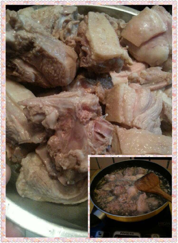 地方菜闽南啤酒鸭,材料准备好，锅中烧水，<a style='color:red;display:inline-block;' href='/shicai/ 10828'>鸭边腿</a>切块放入，加<a style='color:red;display:inline-block;' href='/shicai/ 2800'>生姜</a><a style='color:red;display:inline-block;' href='/shicai/ 718'>料酒</a>煮开，开后放入凉水中冲洗干净备用。