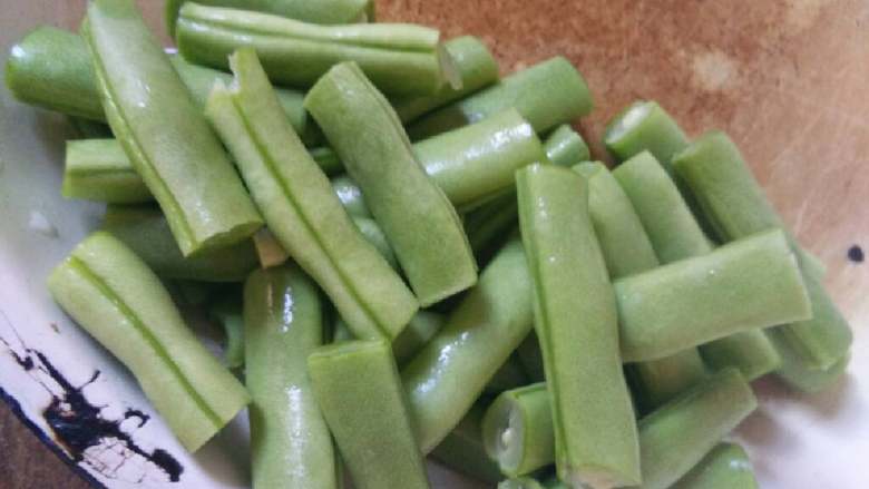 地方菜 干煸三素,将豆角掰成3厘米左右的段,土豆 胡萝卜也切段备用