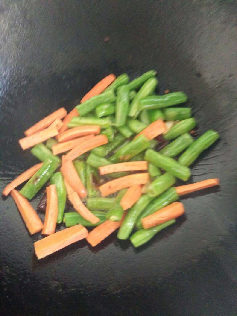 地方菜 干煸三素,放入豆角煸炒至变色后倒入胡萝卜继续煸炒