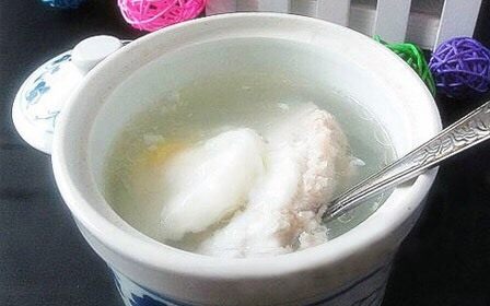 地方菜鸡蛋肉饼汤,1、首先<a style='color:red;display:inline-block;' href='/shicai/ 414'>猪肉</a>要稍微带点肥肉的瘦肉要多些，剁碎到肉有粘性，我家里有碎肉机，我就直接用碎肉机很方便，外面的碎肉机不卫生不建议使用。
2、接下来在<a style='color:red;display:inline-block;' href='/shicai/ 414'>猪肉</a>糜里放入盐，和些许<a style='color:red;display:inline-block;' href='/shicai/ 692'>酱油</a>，我家里不吃味精鸡精之类的，放点<a style='color:red;display:inline-block;' href='/shicai/ 692'>酱油</a>增鲜。
3、把<a style='color:red;display:inline-block;' href='/shicai/ 414'>猪肉</a>糜放入盘中，在蒸锅里蒸5分钟。
4、把蒸好的<a style='color:red;display:inline-block;' href='/shicai/ 414'>猪肉</a>糜放入电炖锅中，如果没有电炖锅放到普通的锅里小火炖，我是电炖锅很方便。
5、等到快煮好的时候打入整颗<a style='color:red;display:inline-block;' href='/shicai/ 9'>鸡蛋</a>，再煮，我一般电炖锅剩20分钟的时候放的。
6、放入盐调味，喜欢葱的可以放，我没放，很美味的汤就完成了。