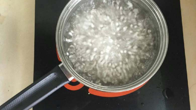 菠萝西米露,先把水烧烤,放入西米,小火煮至半透明,关火,盖上盖子,闷半小时左右,西米就全部透明了