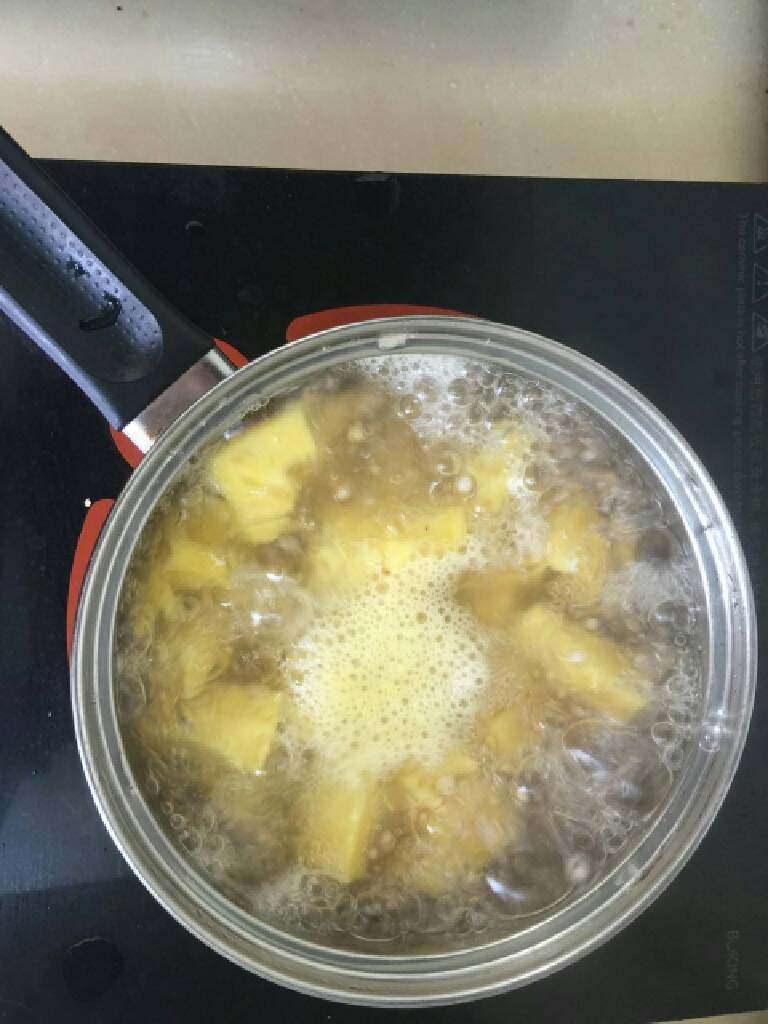 菠萝西米露,西米透明后,再添些水进去煮开后,把切好的菠萝放进去一起煮,因为菠萝加热后会比较酸,所以添加了些冰糖,小火煮10分钟就好。