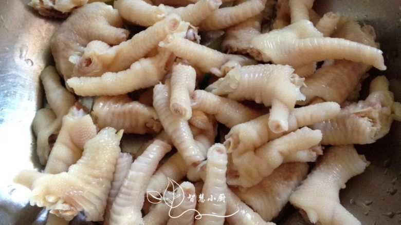 地方菜 泡椒凤爪,将鸡爪捞出,用凉水冲洗,然后彻底晾凉