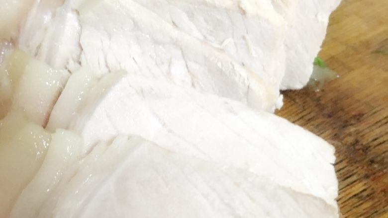 地方菜-蒜泥白肉,肉煮熟透后捞出,用凉开水冲一下表面。晾凉一点后切大薄片(今天赶时间做饭,肉切得不太薄)