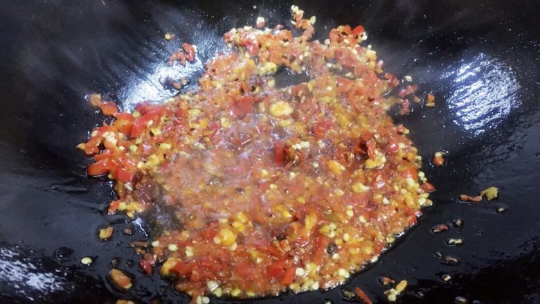 地方菜-鱼香茄子,锅里少许油(因为茄子过油后还有油份),放入豆瓣酱和泡辣椒末炒香。可加入几粒干花椒炒香。