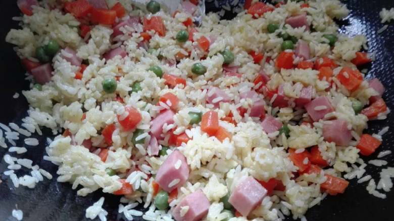 彩色炒饭,少许油 青豆胡萝卜火腿一起翻炒 加盐调好味道 再加入炒饭就一起翻炒一会就可以了