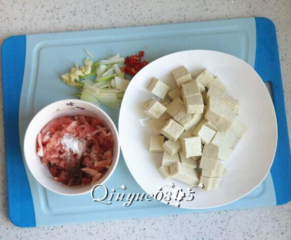 地方菜　四川麻婆豆腐,<a style='color:red;display:inline-block;' href='/shicai/ 465'>豆腐</a>切小块；<a style='color:red;display:inline-block;' href='/shicai/ 3250'>葱</a>切段；<a style='color:red;display:inline-block;' href='/shicai/ 37'>姜</a>切片；蒜和<a style='color:red;display:inline-block;' href='/shicai/ 62'>辣椒</a>切碎；肉末或小肉丁放<a style='color:red;display:inline-block;' href='/shicai/ 718'>料酒</a>、<a style='color:red;display:inline-block;' href='/shicai/ 700'>花椒</a>、淀粉、盐等调味品拌匀腌十来分钟。